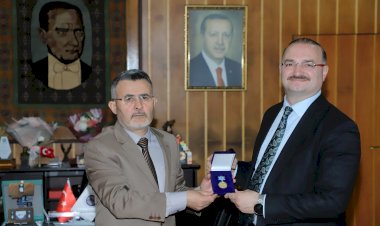 Prof. Dr. Hüseyin Baydemir’e Özbekistan’da Nişan ve Fahri Profesörlük Verildi
