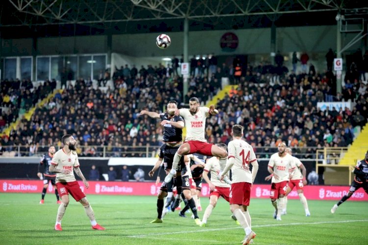 GALATASARAY ŞANSINI RÖVANŞA BIRAKTI
