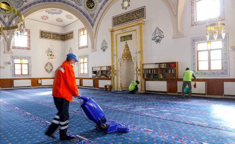 BÜYÜKŞEHİR’İN COVID-19’A KARŞI TEMİZLİK SEFERBERLİĞİ SÜRÜYOR