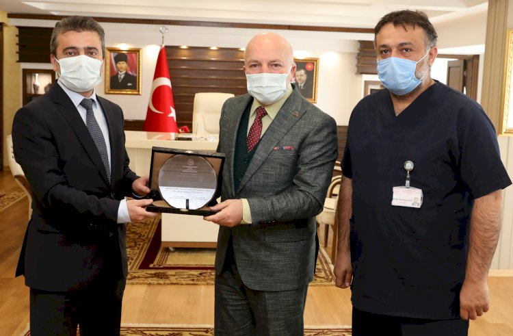 İL SAĞLIK MÜDÜRÜ BEDİR’DEN BAŞKAN SEKMEN’E TEŞEKKÜR PLAKETİ