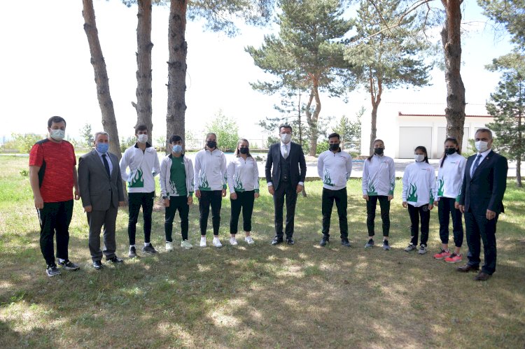 Milli sporculardan Vali Memiş'e 19 Mayıs ziyareti