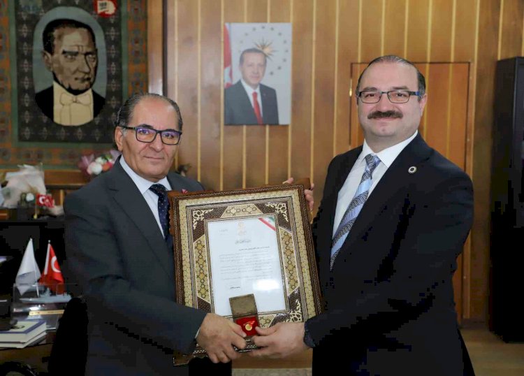 Prof. Dr. Yıldırım, İran’dan Aldığı Ödülü Rektör Hacımüftüoğlu ile Paylaştı