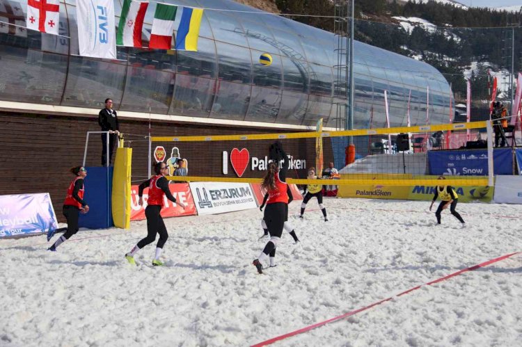 Palandöken Kayak Merkezi'nde Kar Voleybolu Heyecanı Yaşandı