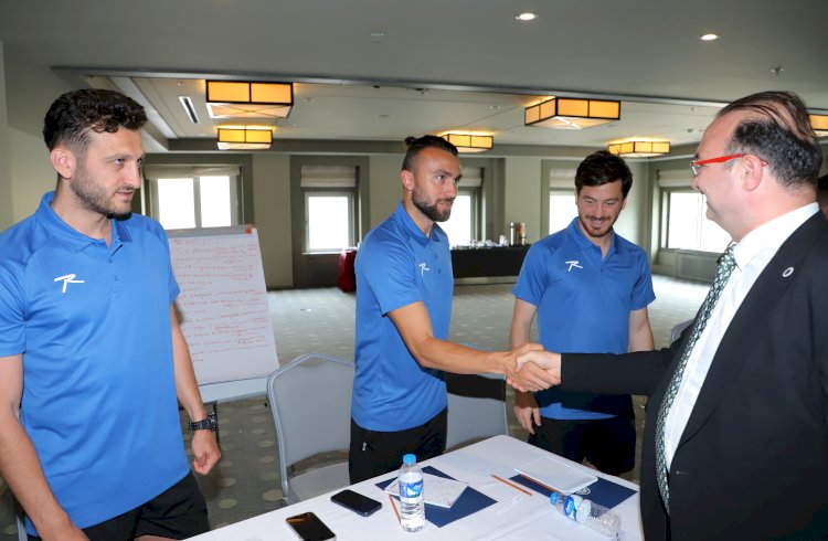 Rektör Hacımüftüoğlu, UEFA B Antrenörlük Eğitimi Alan Futbolcularla Bir Araya Geldi